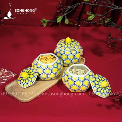 Bộ 3 Hũ Mứt Lục Giác Vẽ Tay M09 - Kèm Khay Gỗ